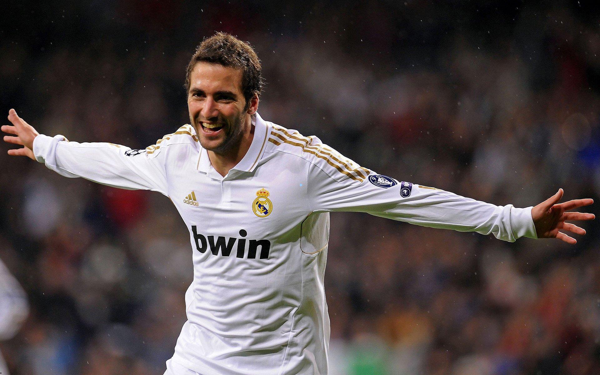 意甲赛场波澜再起，那不勒斯闷平帕尔马遭遇三连平，麦克托米奈进球争议被吹